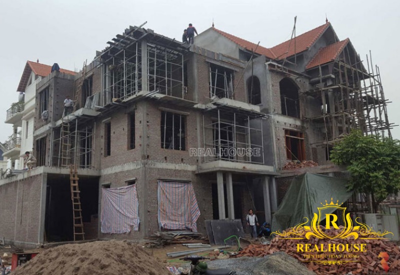 Thi-cong-biet-thu-3-tang-tan-co-dien-cua-ong-khoi-o-tu-son-realhouse-1