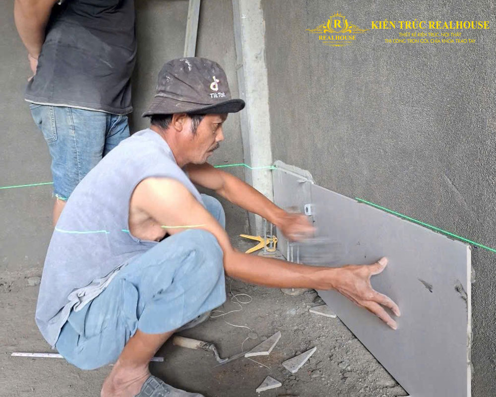 Phan-biet-nhan-cong-phan-tho-va-nhan-cong-hoan-thien-realhouse