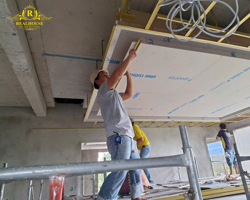 Chi-phi-xay-dung-nha-mai-lech-la-bao-nhieu-realhouse