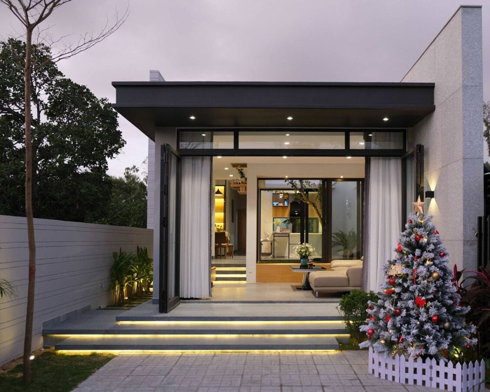 Mau-nha-cap-4-hien-dai-voi-cua-kinh-nho-realhouse