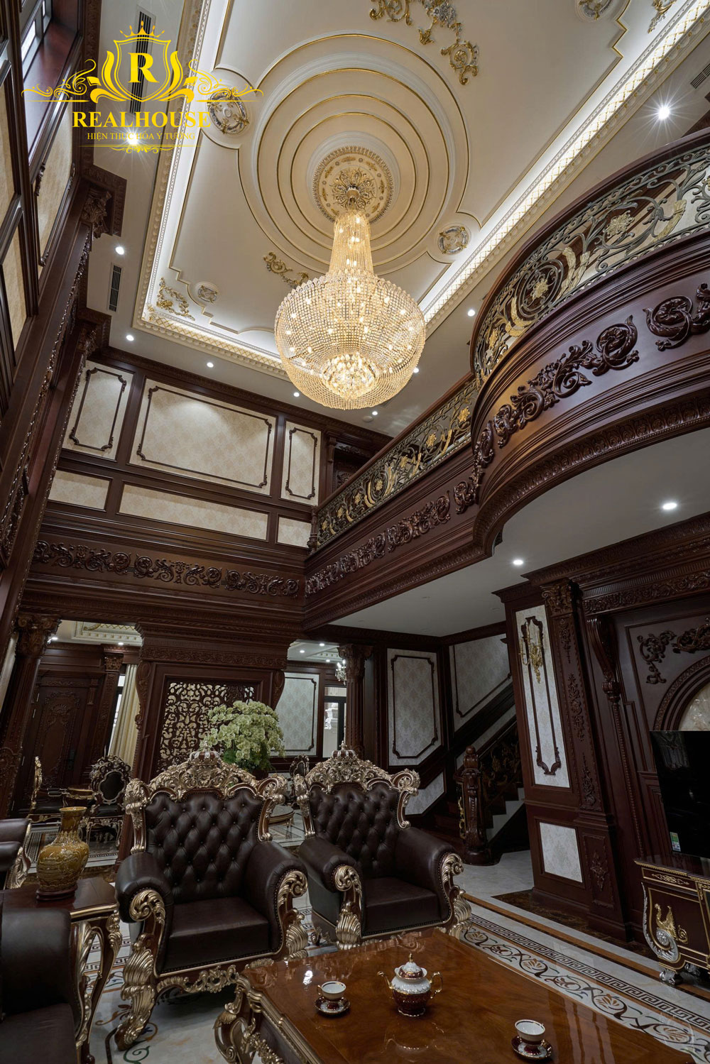 Thiet-ke-phong-khach-thong-tang-rong-thoang-an-tuong-2-realhouse