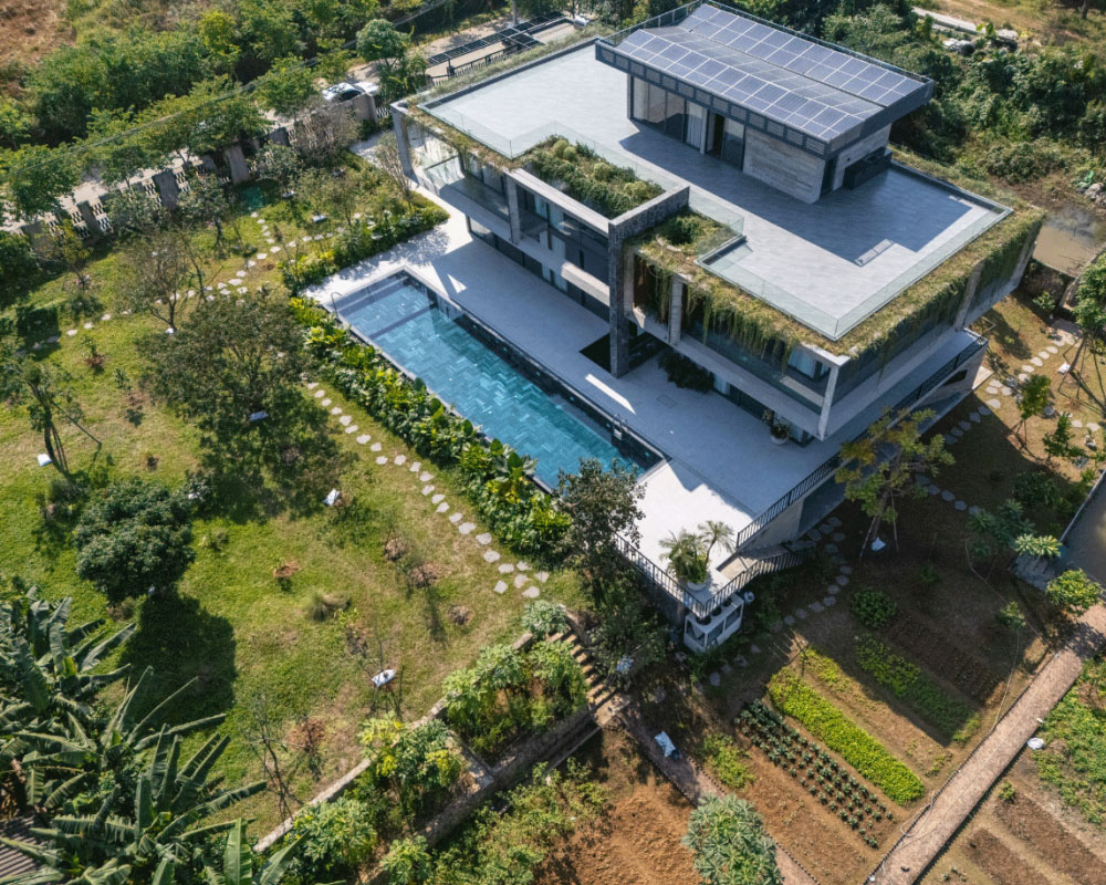 Biet-thu-co-san-thuong-xanh-giua-long-do-thi-realhouse